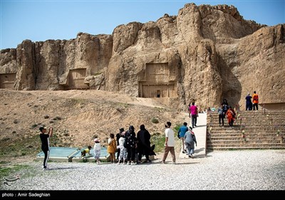 بازدید مسافران نوروزی از مجموعه باستانی نقش رستم