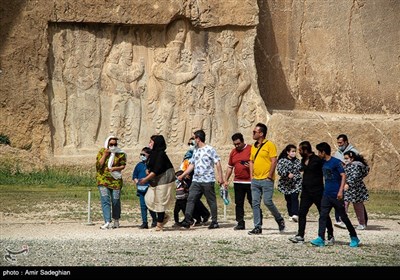 بازدید مسافران نوروزی از مجموعه باستانی نقش رستم