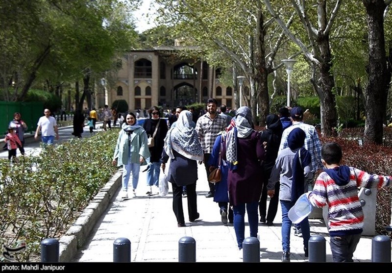 استقبال مسافران نوروزی از عمارت هشت‌بهشت اصفهان به روایت تصویر