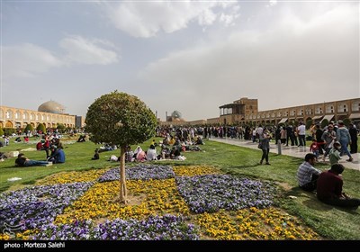 مسافران نوروزی در میدان نقش جهان اصفهان