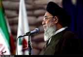 امام جمعه اصفهان: رئیس جمهور را در مسیری که انتخاب کرده یاری کنیم