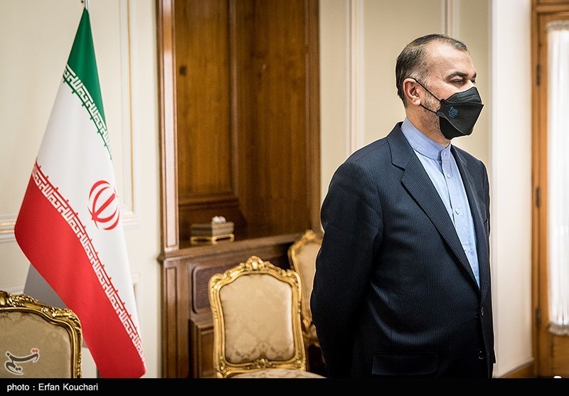 وزیر امور خارجه به تماشای سی‌صد نشست / زنده باد زبان فارسی