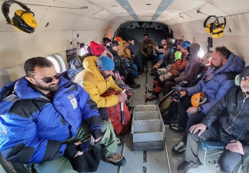 نجات و انتقال 12 کوهنورد گم‌شده در آبعلی از ارتفاعات به نقطه امن + تصاویر