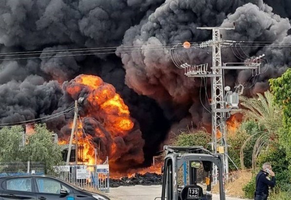 آتش سوزی گسترده در منطقه صنعتی اراضی اشغالی