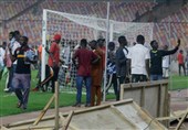 هجوم هواداران خشمگین نیجریه به زمین در پی ناکامی‌شان در صعود به جام جهانی + عکس