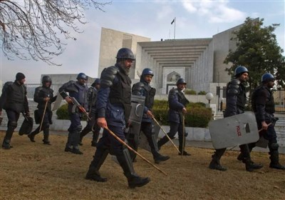  استقرار پلیس ضد شورش خارج دادگاه عالی پاکستان؛ حکم امشب اعلام می‌شود 