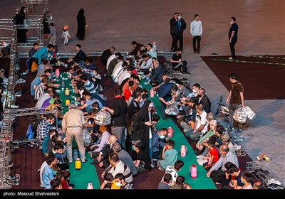 حال و هوای افطار ماه رمضان در میدان امام حسین(ع)