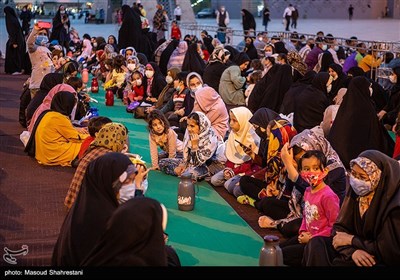 حال و هوای افطار ماه رمضان در میدان امام حسین(ع)