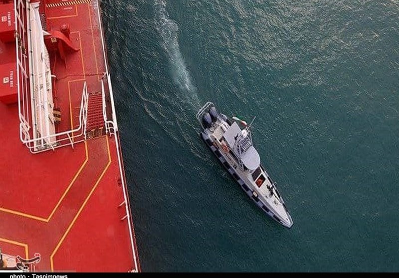 سپاه کشتی خارجی حامل 220هزار لیتر سوخت قاچاق را در خلیج فارس توقیف کرد/ بازداشت 11 خدمه شناور