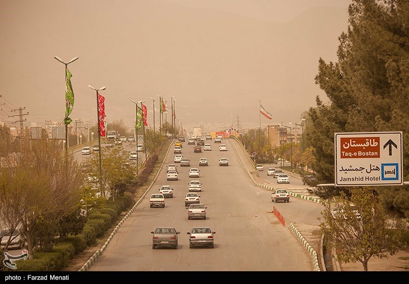 جولان گرد و غبار در آسمان استان کرمانشاه/ سوغاتی باد؛ خاک آنسوی مرزهاست