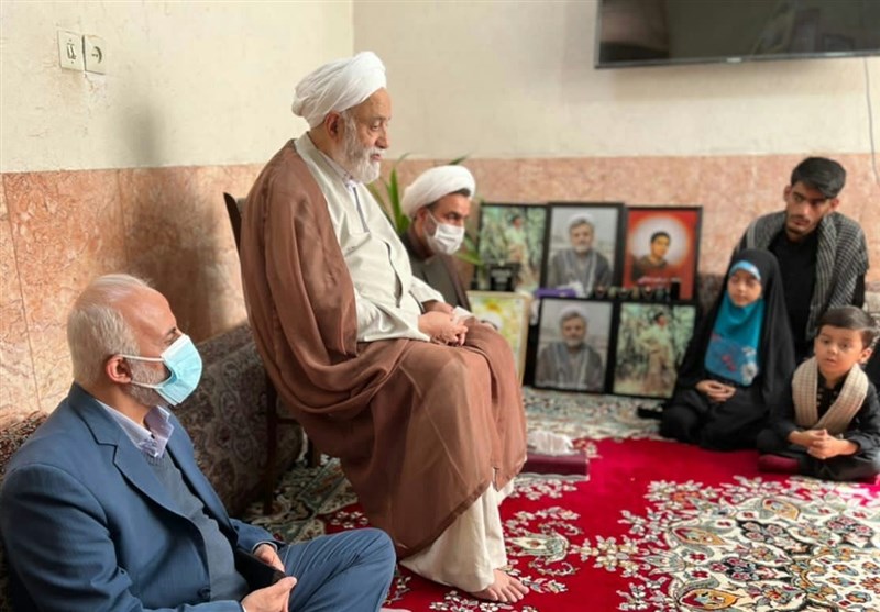 رئیس ستاد اقامه نماز با خانواده شهدای جنایت تروریستی حرم امام رضا (ع) دیدار کرد