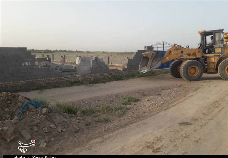 19 ساخت و ساز غیرمجاز در اراضی کشاورزی گناباد تخریب شد
