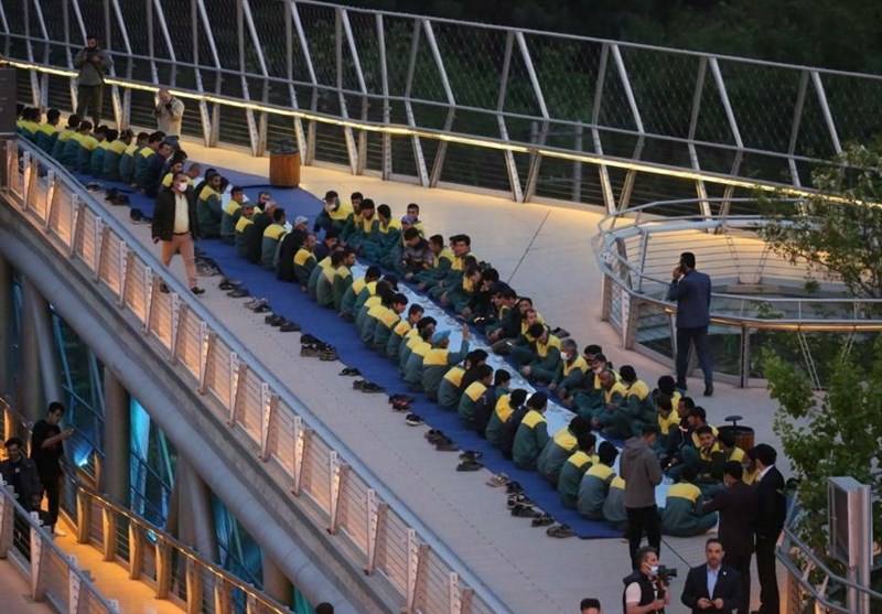 برپایی سفره 270 متری افطاری ساده بر روی «پل طبیعت» + تصاویر