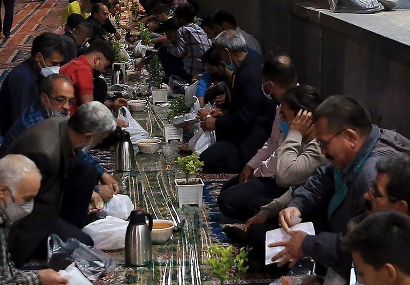 1000 خانواده مشاغل آسیب‌پذیر مشهد مهمان سفره افطار امام رضا(ع) شدند