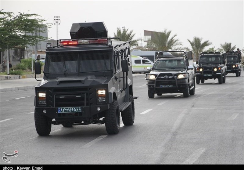 رژه خودرویی ویژه روز ارتش در بندرعباس برگزار شد