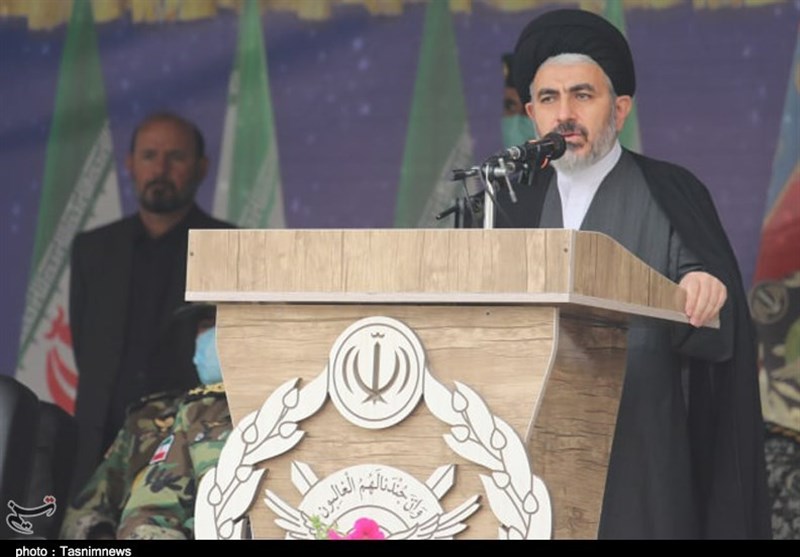 امام جمعه ارومیه: امروز مردم ایران اسلامی قدردان ارتشیان و دیگر نیروهای مسلح هستند