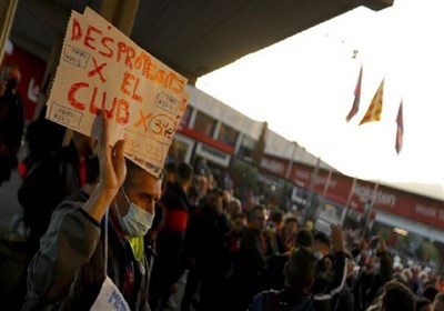  تجمع هواداران بارسلونا در اعتراض به جنجال بلیت‌فروشی به هواداران اینتراخت فرانکفورت 