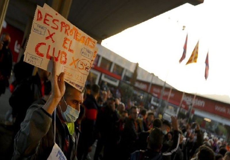 تجمع هواداران بارسلونا در اعتراض به جنجال بلیت‌فروشی به هواداران اینتراخت فرانکفورت