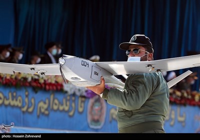 پهپاد دست پرتاب چمرش 2 در مراسم رژه روز ارتش جمهوری اسلامی ایران