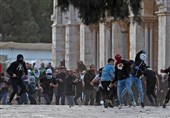 یورش نظامیان صهیونیست به مسجدالاقصی در روز جهانی قدس / 42 فلسطینی زخمی شدند+ فیلم