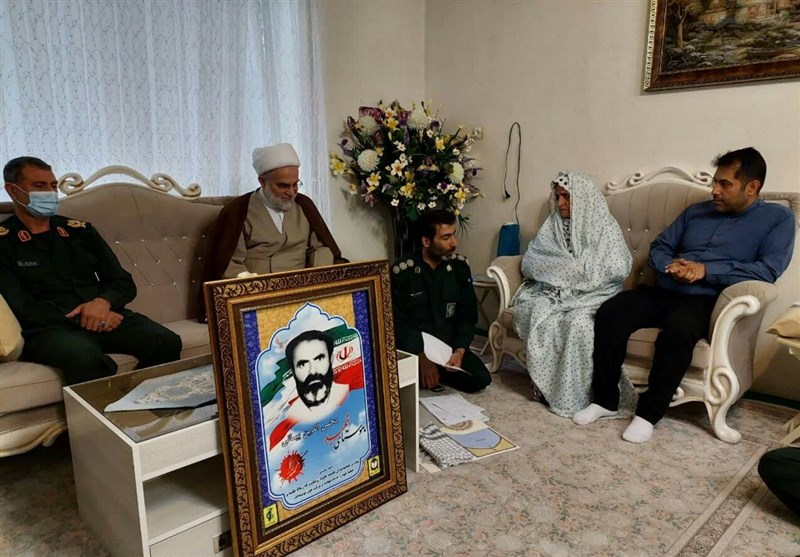 نماینده ولی‌فقیه و فرمانده سپاه استان کردستان با خانواده شهیدان &quot;کریمیان و بیانی&quot; دیدار کردند
