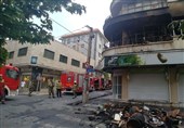 زبانه کشیدن شعله‌های گسترده آتش از ساختمان مسکونی خیابان کریمخان + فیلم و تصاویر