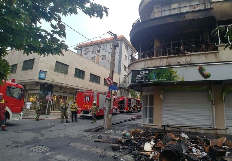 زبانه کشیدن شعله‌های گسترده آتش از ساختمان مسکونی خیابان کریمخان + فیلم و تصاویر