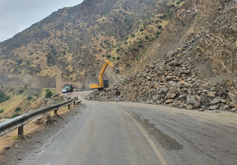 ریزش کوه در معمولان/ محور 164 روستای لرستان مسدود شد