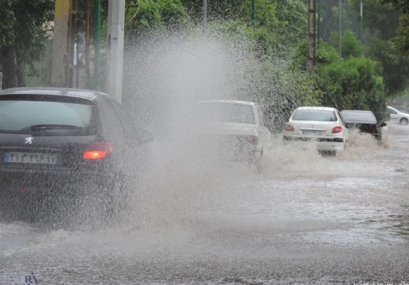 باران سنگین و تگرگ آسمان قزوین را فرامی‌گیرد