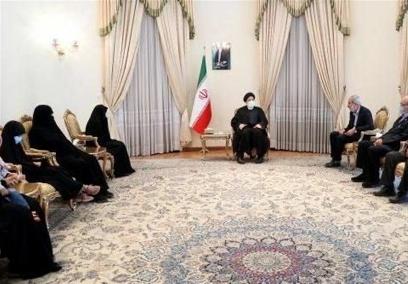 دیدار رئیس‌جمهور با خانواده شهیدان اصلانی و دارایی/‌ رئیسی: شهادت شهدای حرم رضوی از یادها نمی‌رود