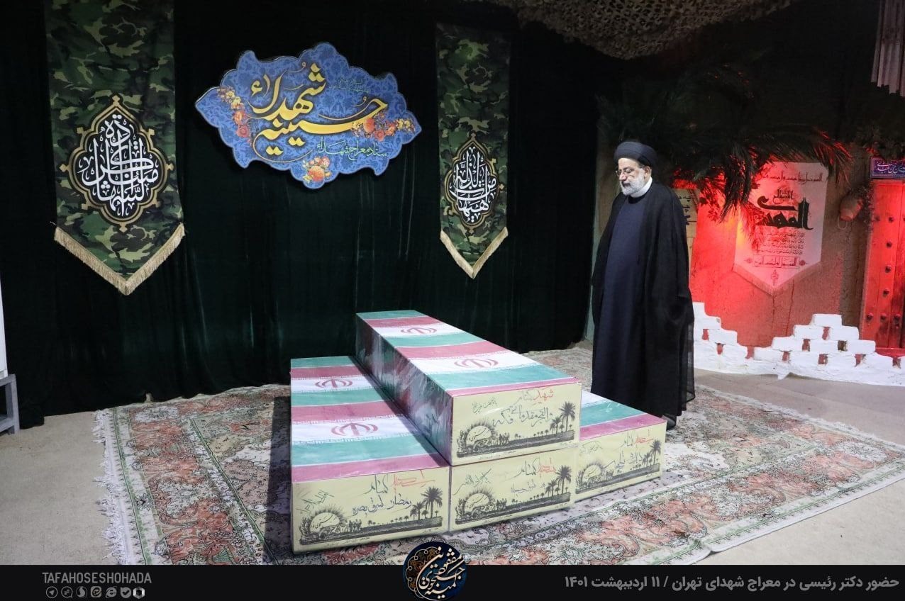 تصاویر حضور رئیس‌جمهور بر پیکر مرحوم نادر طالب‌زاده در معراج‌ شهدا