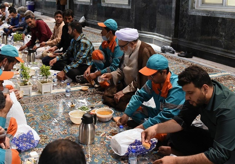 افطاری خاص در حرم امام رضا(ع)/ 3000 پاکبان مشهدی مهمان سفره افطار رضوی شدند + تصویر