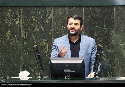 حجت الله عبدالملکی وزیر تعاون، کار و رفاه اجتماعی در صحن علنی مجلس شورای اسلامی 