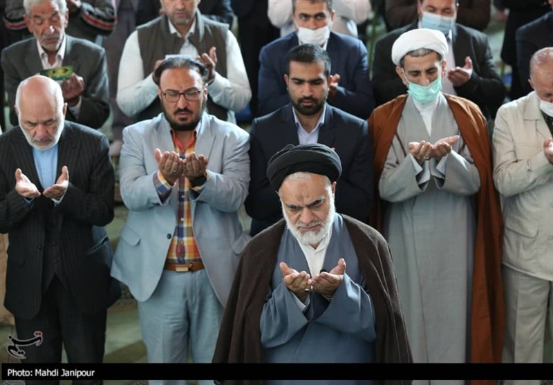 امام جمعه موقت اصفهان: بسیاری از افراد معیشت‌شان به سختی افتاده است/ معلمان صرفا به تخصص‌آفرینی نپردازند