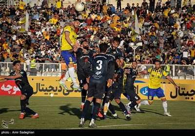 دیدار تیم های فوتبال فجر سپاسی شیراز و نفت مسجد سلیمان
