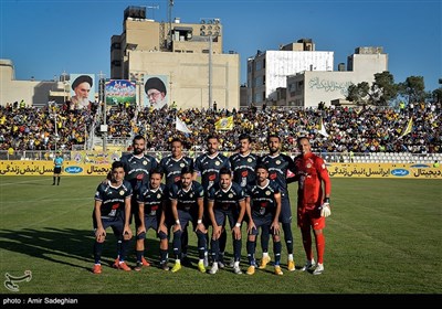 دیدار تیم های فوتبال فجر سپاسی شیراز و نفت مسجد سلیمان
