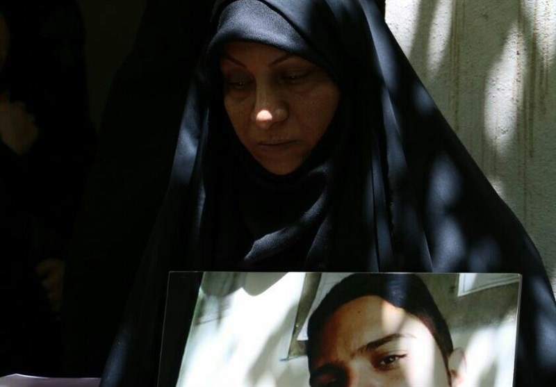 مادر شهید دهقان اناری از قصاص قاتل فرزندش گذشت/ برای بخشش قاتل فرزندم از شهید سلیمانی مدد گرفتم + تصاویر