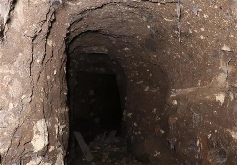 کشف و ضبط صدها کیلوگرم مواد منفجره در یک تونل در هم تنیده در حلب+عکس