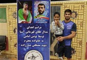 امامی مدال طلای خود را به خانواده شهید صدرزاده اهدا کرد