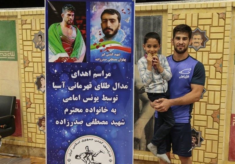 امامی مدال طلای خود را به خانواده شهید صدرزاده اهدا کرد