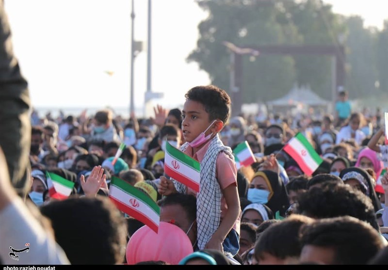 اجرای سرود سلام فرمانده در جوار خلیج فارس از دریچه دوربین