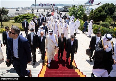 شیخ تمیم بن حمد آل ثانی امیر قطر و محمد مخبر معاون اول رئیس‌جمهور در بدو ورود به ایران در فرودگاه مهرآباد 