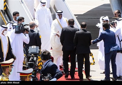 شیخ تمیم بن حمد آل ثانی امیر قطر و محمد مخبر معاون اول رئیس‌جمهور در بدو ورود به ایران در فرودگاه مهرآباد 