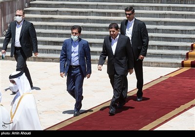 محمد مخبر معاون اول رئیس‌جمهور در بدو ورود امیر قطر به ایران در فرودگاه مهرآباد
