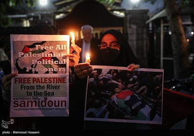 تجمع مردمی در محکومیت جنایت صهیونیست‌ها در به شهادت رساندن شیرین ابو عاقله خبرنگارشبکه الجزیره در فلسطین