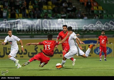 دیدار تیم‌های فوتبال ذوب‌آهن اصفهان و تراکتور تبریز