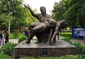 مجسمه رستم و سهراب شاهنامه در پارک ملت مشهد رونمایی شد