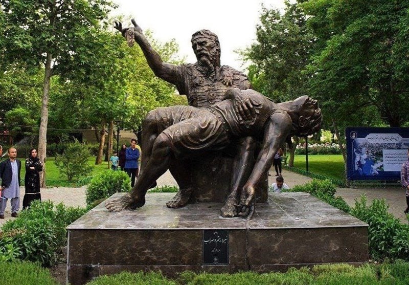 مجسمه رستم و سهراب شاهنامه در پارک ملت مشهد رونمایی شد