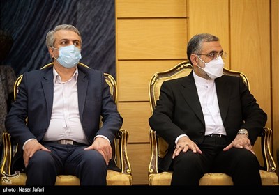 غلامحسین اسماعیلی رئیس دفتر رئیس جمهور و رضا فاطمی امین وزیر صمت در بدرقه رئیس‌جمهور به کشور عمان