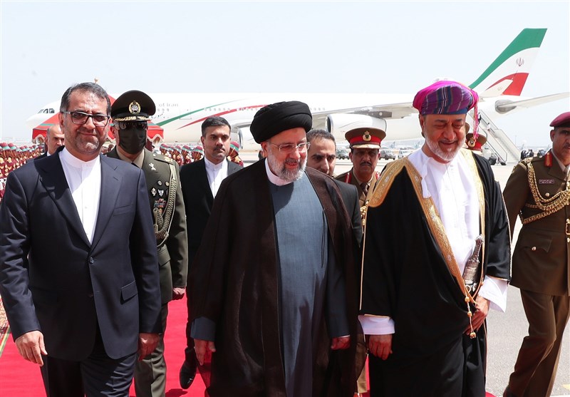 سلطان عمان در فرودگاه مسقط به استقبال رئیسی رفت؛ رئیس‌جمهور وارد «کاخ العلم» شد